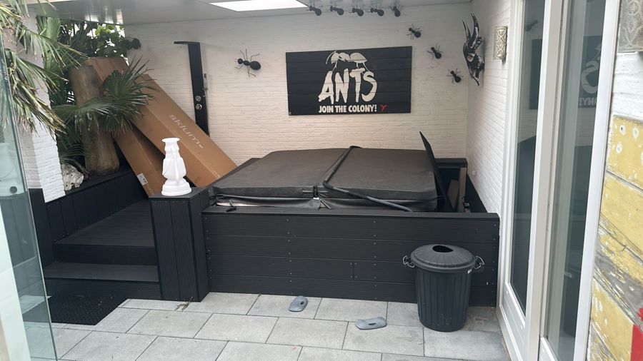 De jacuzzi met de plek ernaast