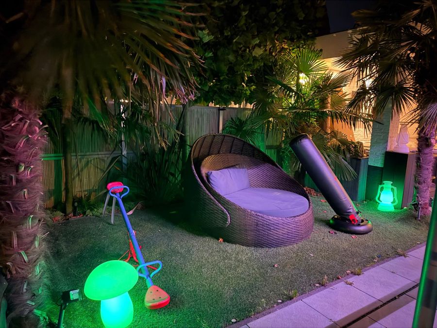 De tuin 's avonds