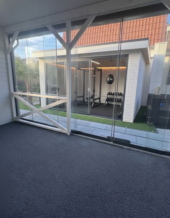 Gym links van de jacuzzi, overdag (goedgekeurd)